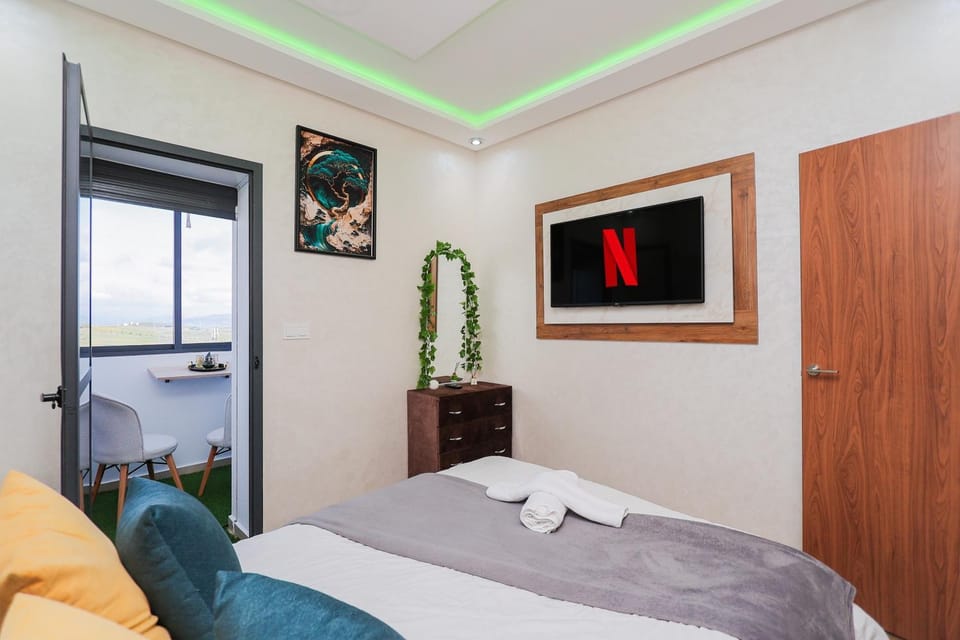 Bed, TV and multimedia, Photo of the whole room, Bedroom, towels