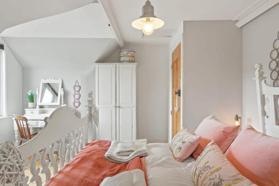 Cosy Home on the Waterfront Private Parking House in Looe