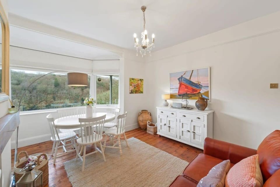 Cosy Home on the Waterfront Private Parking House in Looe