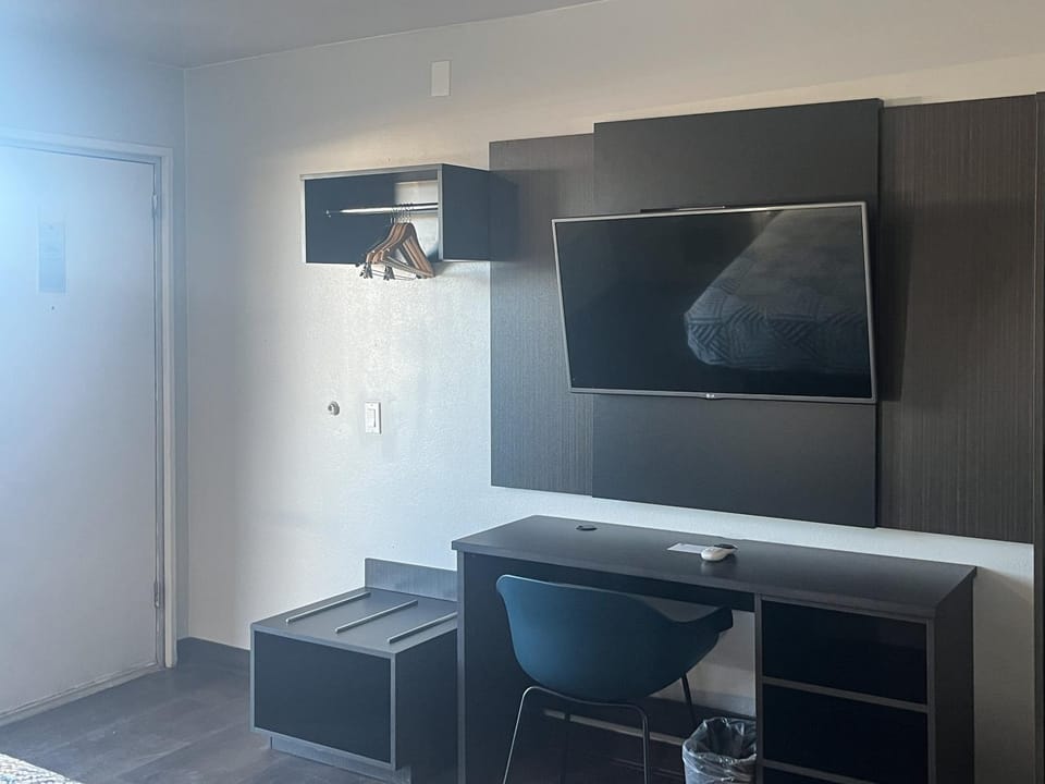 Photo of the whole room, Guests