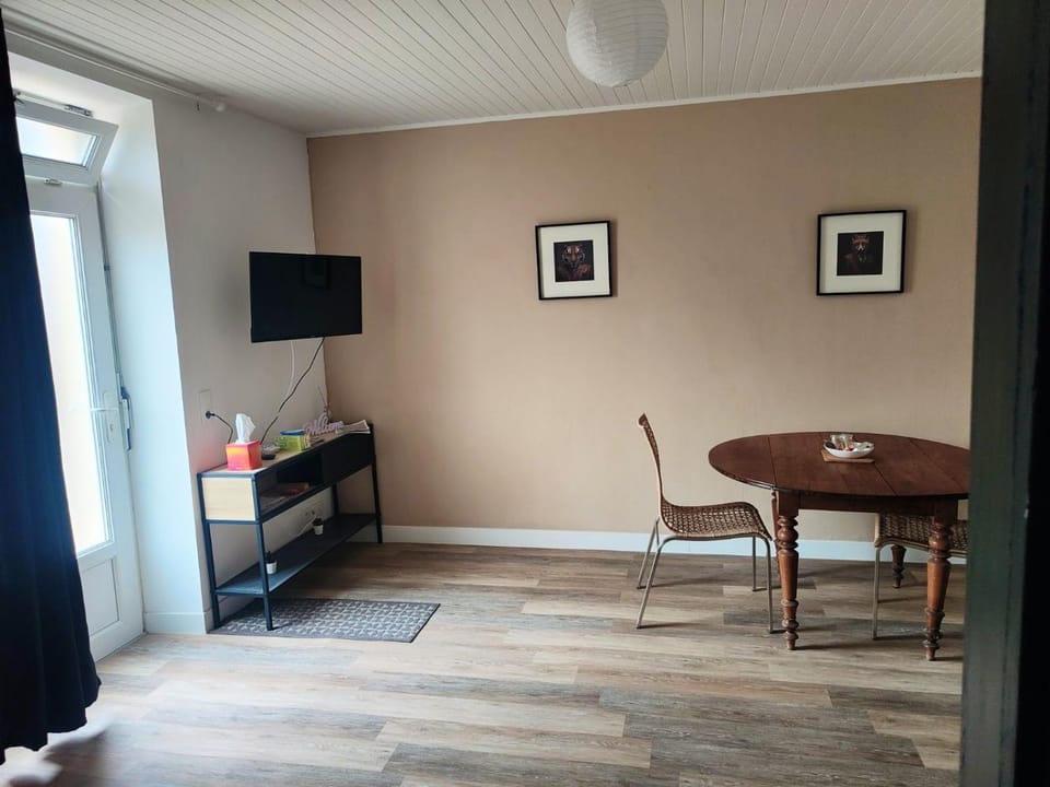 TV and multimedia, Living room, Seating area, Dining area