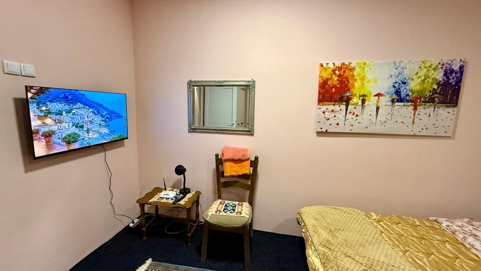 Bed, TV and multimedia, Bedroom