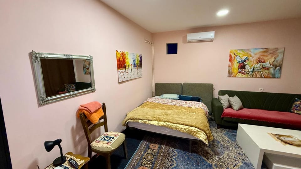 Bed, TV and multimedia, Living room, Photo of the whole room, Seating area, Bedroom, air conditioner