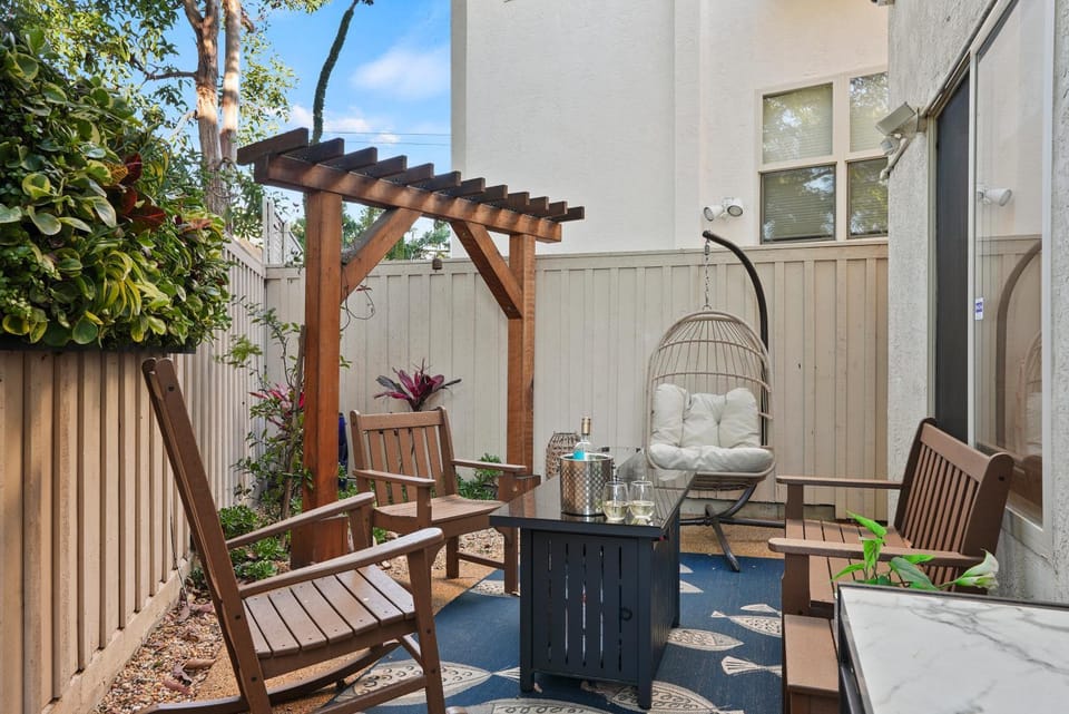 Village Vistas - Walk to Beach and LJ Village, AC, Spa House in La Jolla