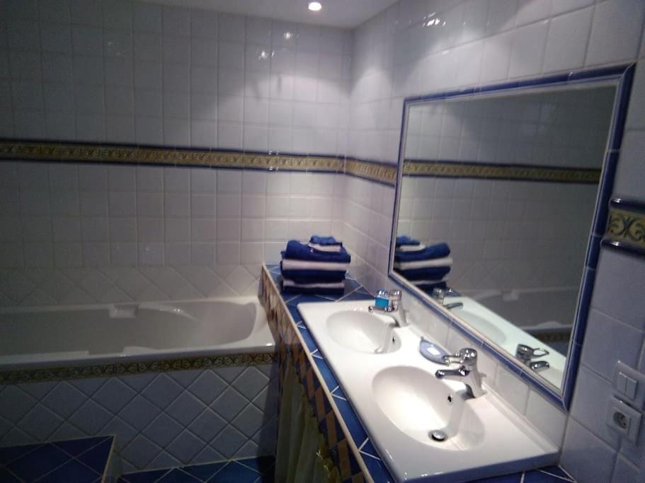 Bathroom, Bath, towels