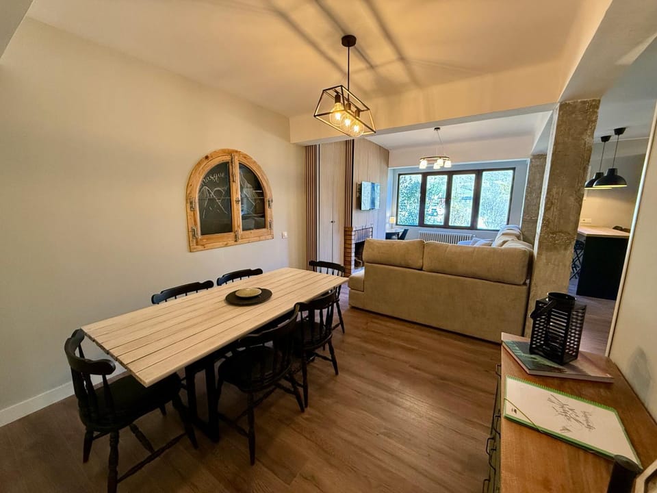 TV and multimedia, Living room, Photo of the whole room, Seating area, Dining area