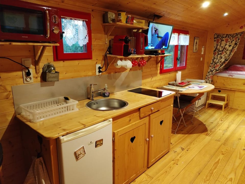 Roulotte atypique calme au milieu de la verdure House in Auvergne-Rhône-Alpes