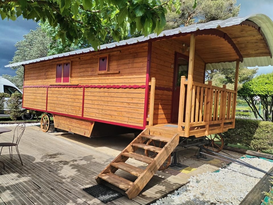 Roulotte atypique calme au milieu de la verdure House in Auvergne-Rhône-Alpes