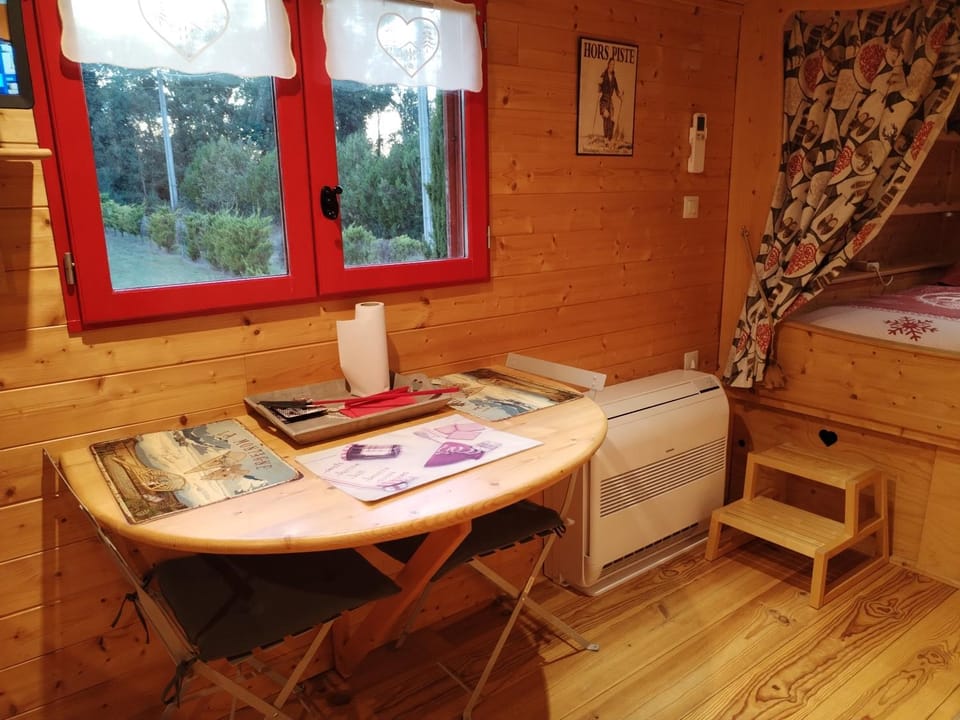 Roulotte atypique calme au milieu de la verdure House in Auvergne-Rhône-Alpes