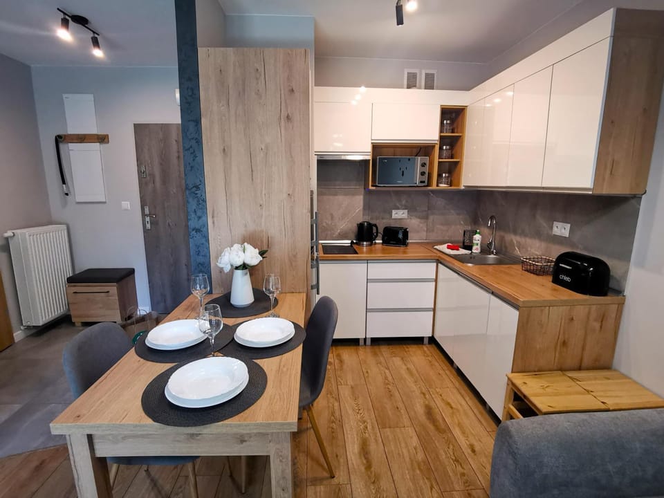 Kitchen or kitchenette, Dining area
