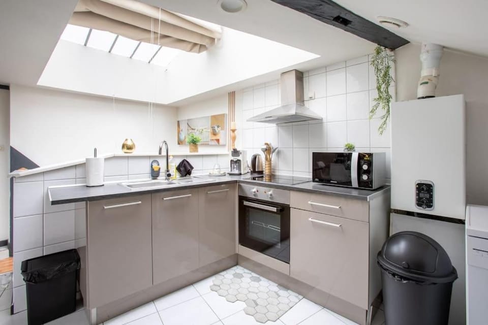 Coffee/tea facilities, Kitchen or kitchenette, oven, stove
