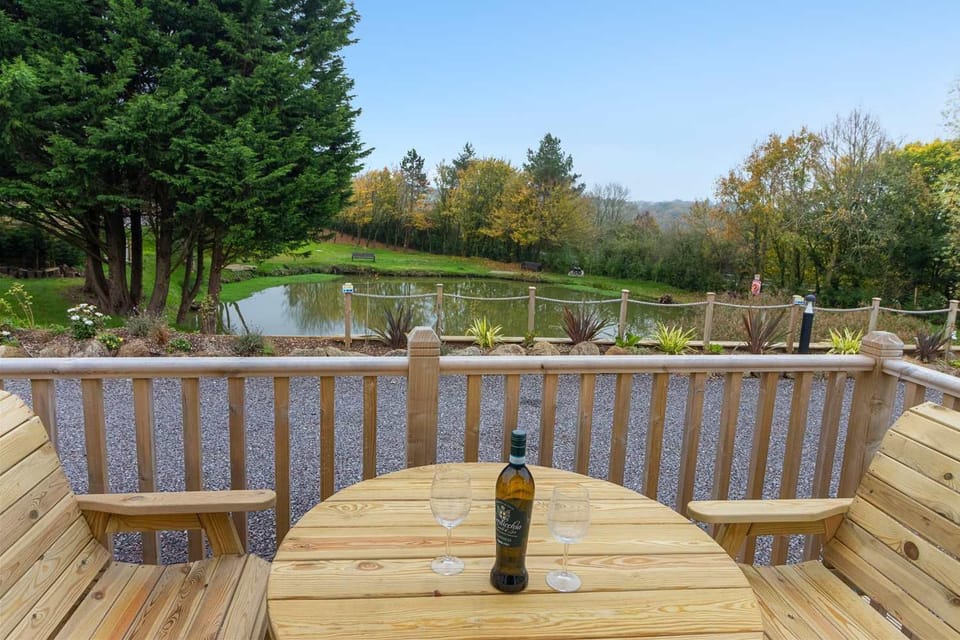 Day, Natural landscape, Balcony/Terrace, Dining area, Evening entertainment, Lake view, Entertainment, pet friendly