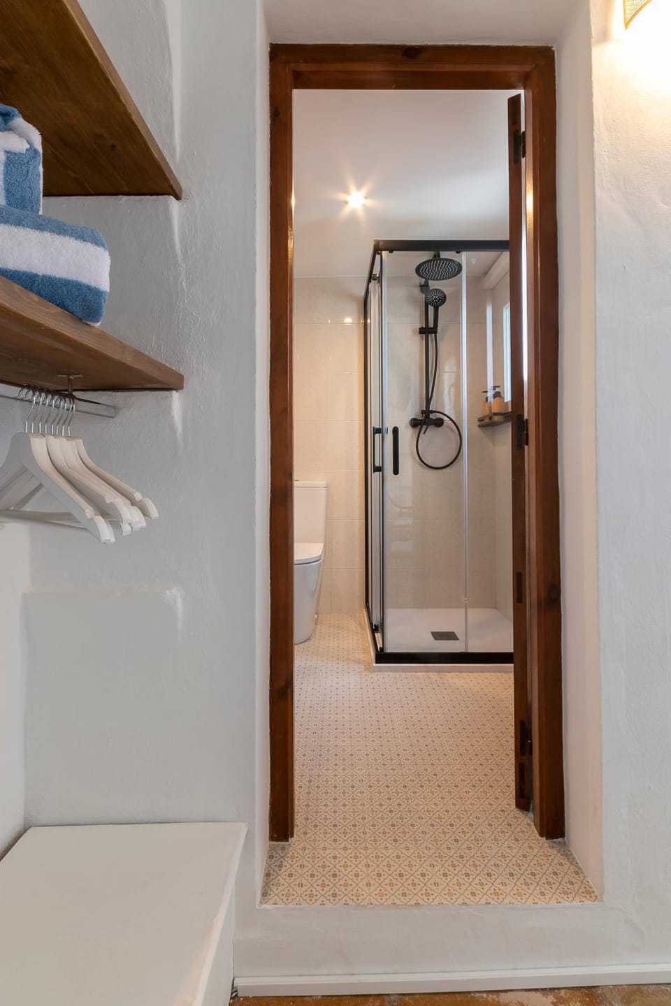 Shower, wardrobe