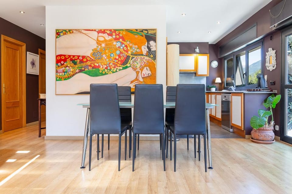 Kitchen or kitchenette, Seating area, Dining area