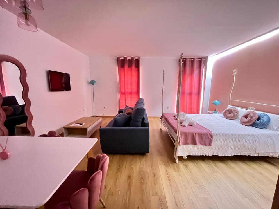 Bed, TV and multimedia, Living room, Photo of the whole room, Seating area, Bedroom, towels