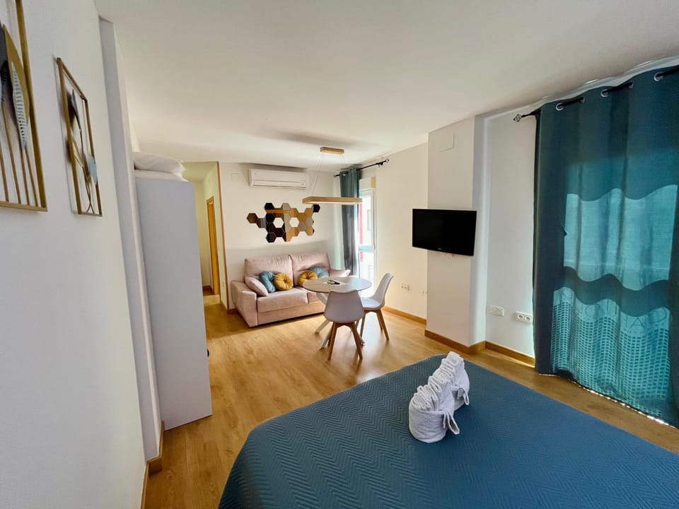 Bed, TV and multimedia, Living room, Photo of the whole room, Seating area, Bedroom, wardrobe
