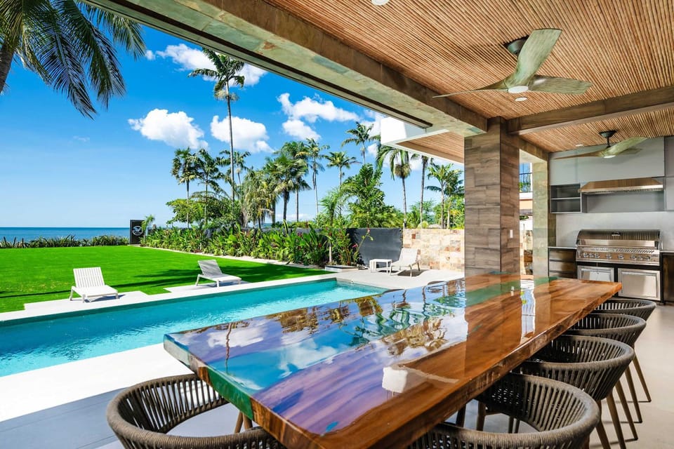 Dining area, Swimming pool, sunbed