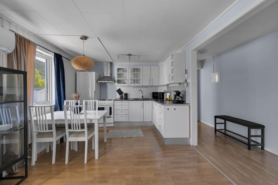 Kitchen or kitchenette, Dining area, dishwasher, oven