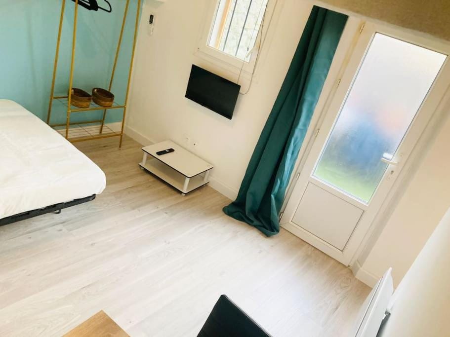 Bed, TV and multimedia, Living room, Photo of the whole room, Bedroom