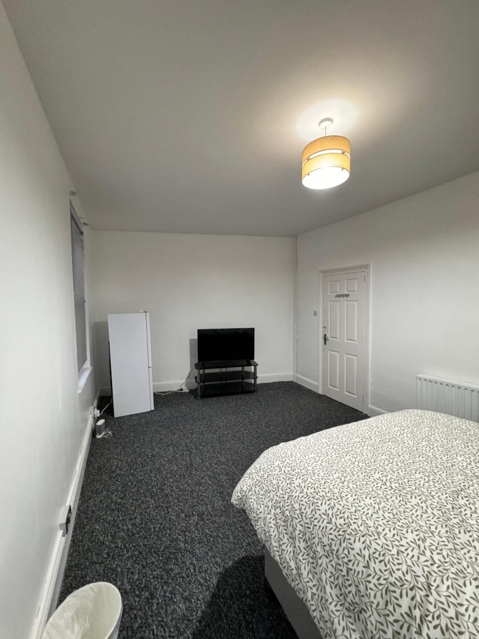 Bed, TV and multimedia, Evening entertainment, Bedroom