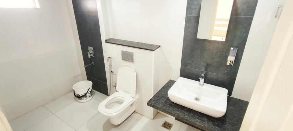 Shower, Toilet, Bathroom, bidet, towels