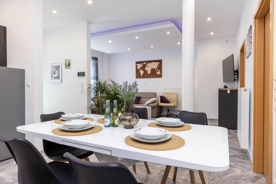 TV and multimedia, Living room, Seating area, Dining area