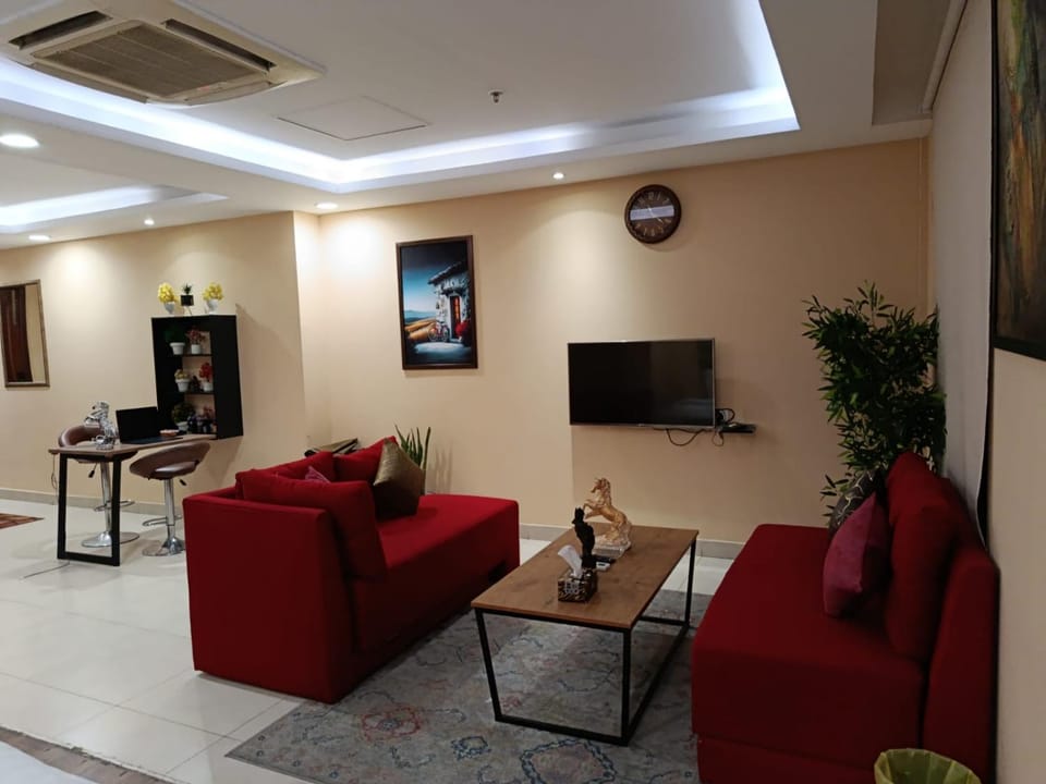 Communal lounge/ TV room, TV and multimedia, Living room, Seating area, Evening entertainment