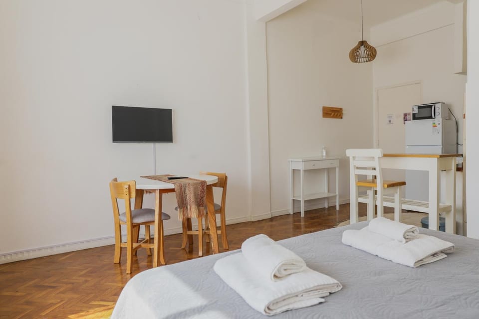 Bed, TV and multimedia, Kitchen or kitchenette, Photo of the whole room, Dining area, Bedroom, minibar, towels