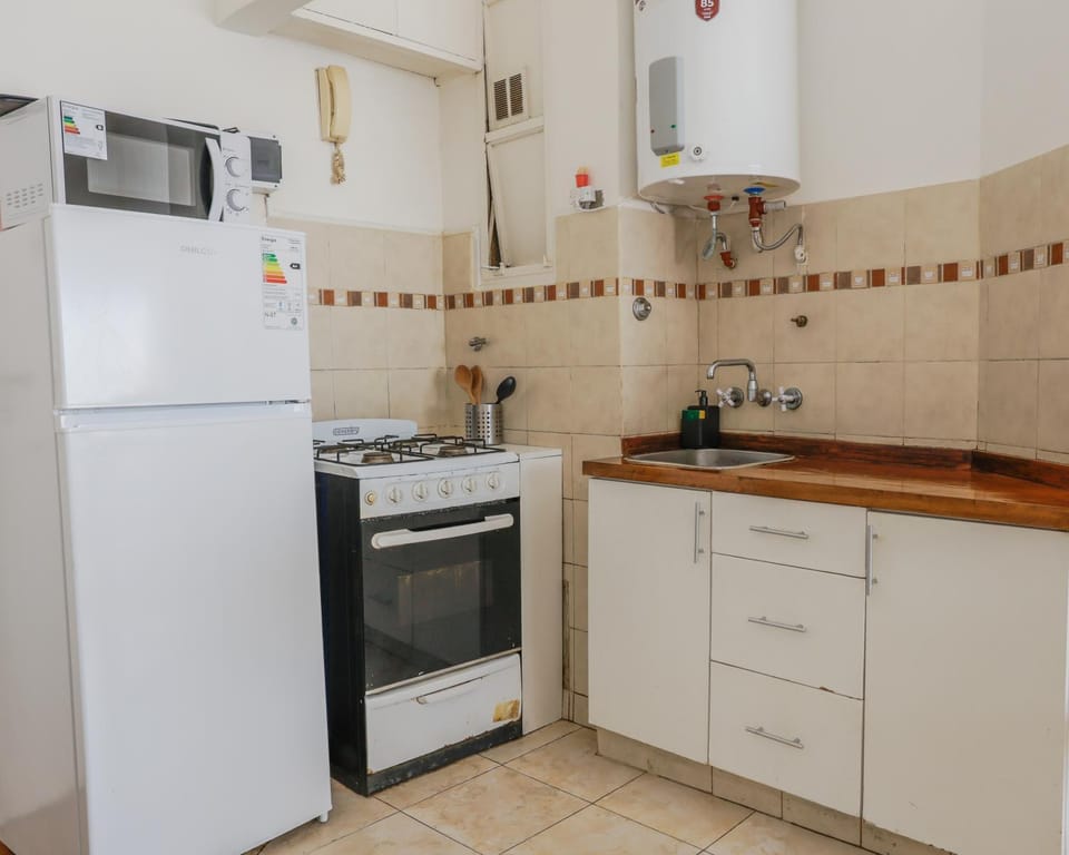 Kitchen or kitchenette, minibar, oven, stove