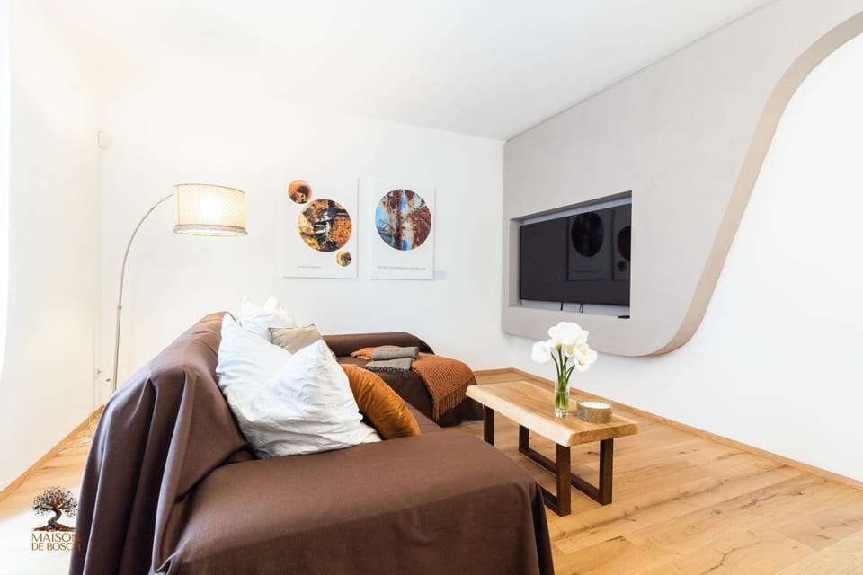 TV and multimedia, Living room, Seating area, Evening entertainment