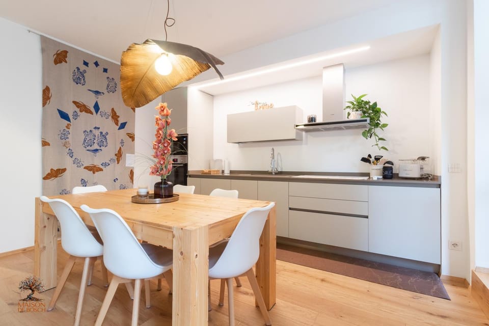 Kitchen or kitchenette, Dining area, stove