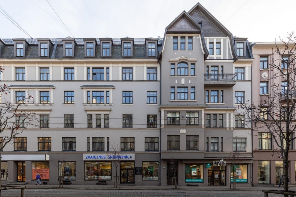Property building, Neighbourhood, Location