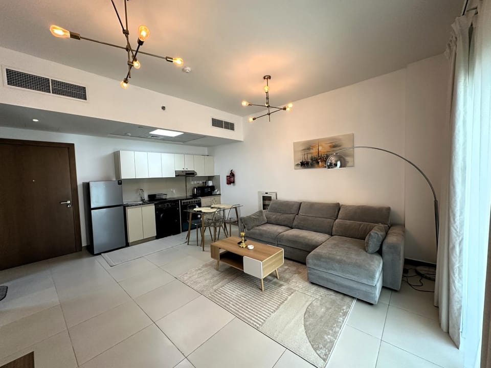 Kitchen or kitchenette, Living room, Seating area, Dining area, stove