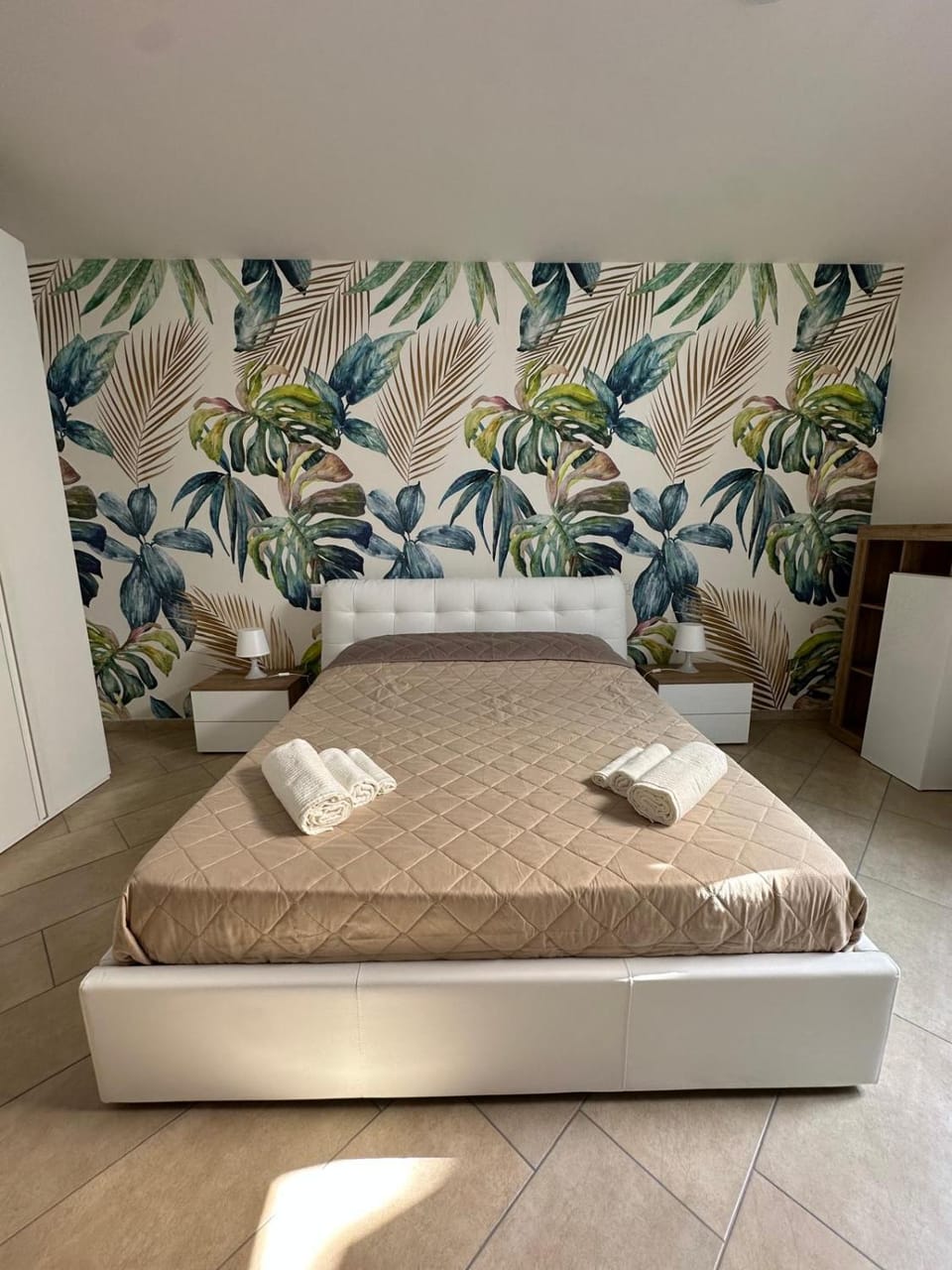 Bed, Bedroom, towels