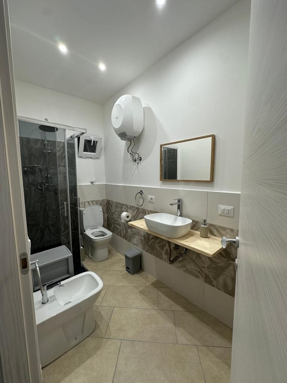 Shower, Toilet, Bathroom, bidet, towels