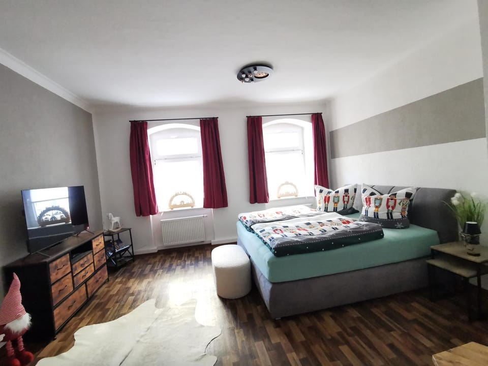 Bed, TV and multimedia, Living room
