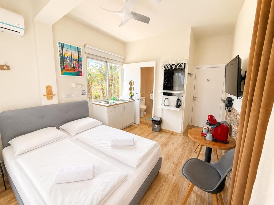 Smart Deluxe StudioN6 private Kitchenette Bathroom to Beach 200m Marina Port 900m Apartment in Limassol City