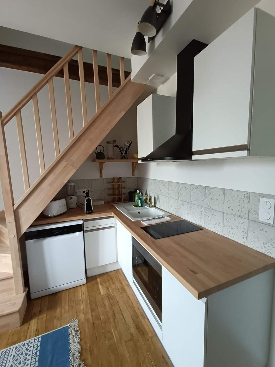 Kitchen or kitchenette, dishwasher, stove