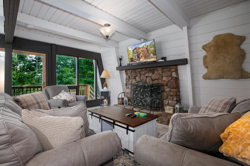 1186 Fairway Drive: Country Squire House in Basye
