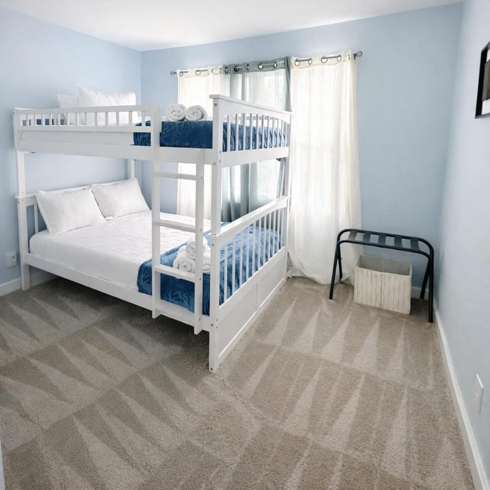 Bedroom, bunk bed