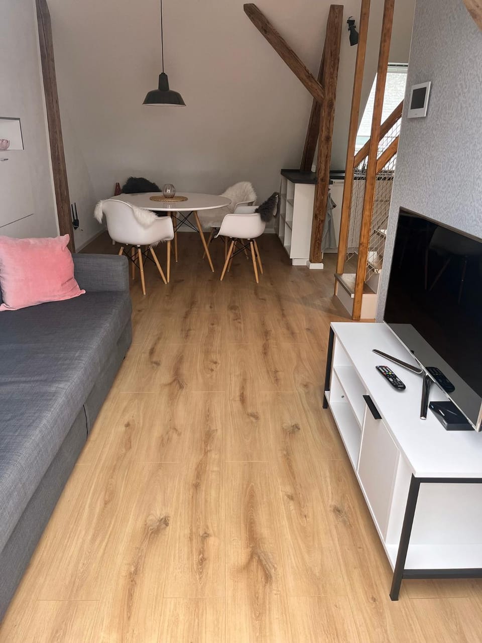 TV and multimedia, Living room, Seating area, Dining area