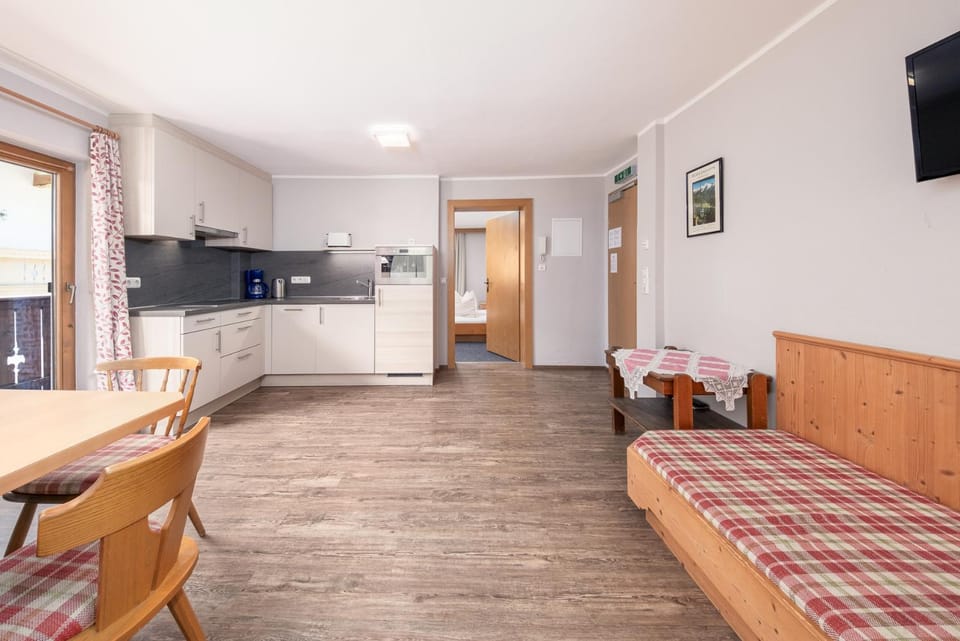 Kitchen or kitchenette, Living room, Photo of the whole room, Seating area, Dining area