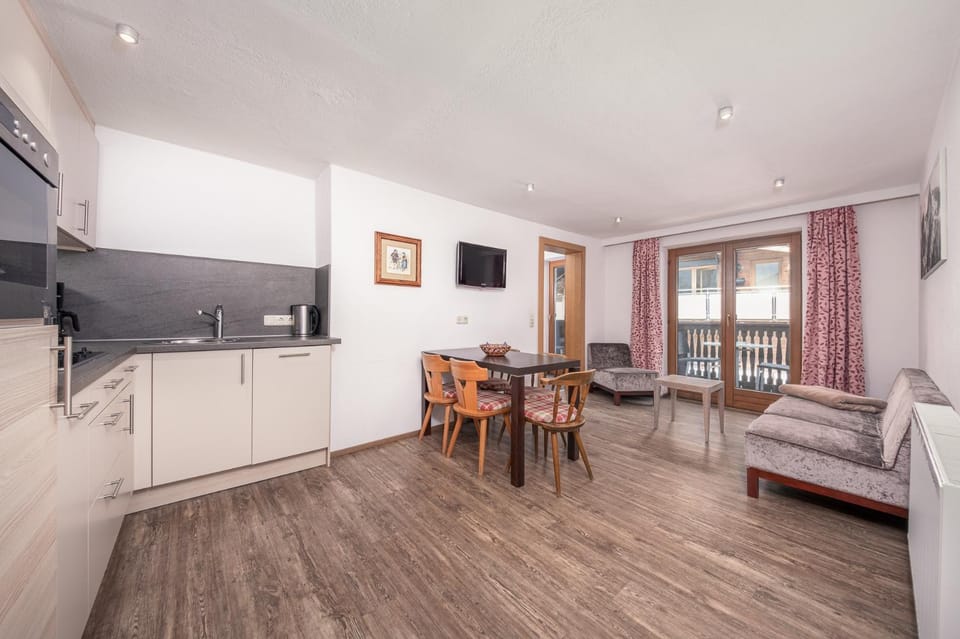 TV and multimedia, Kitchen or kitchenette, Living room, Seating area, Dining area, stove