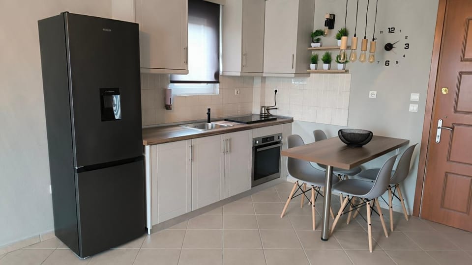 Coffee/tea facilities, Dining area, minibar, oven, stove
