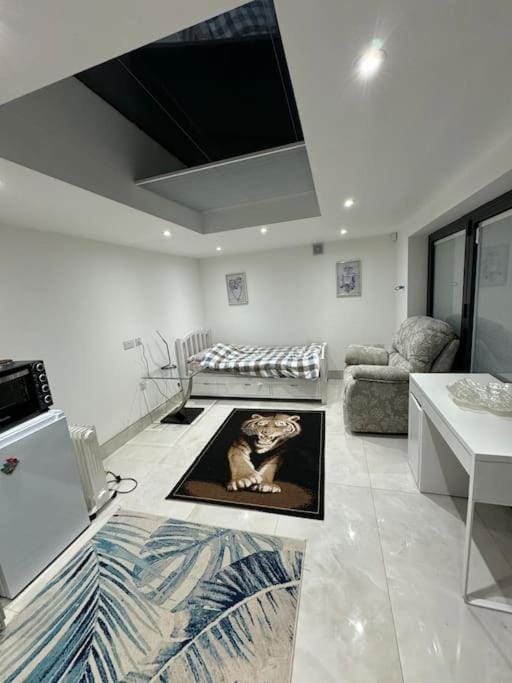 Charming Outback Guest House Apartment in London Borough of Ealing