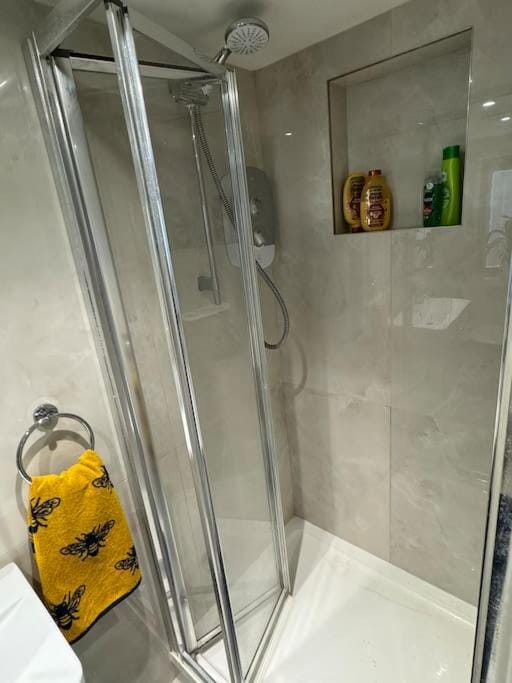 Charming Outback Guest House Apartment in London Borough of Ealing