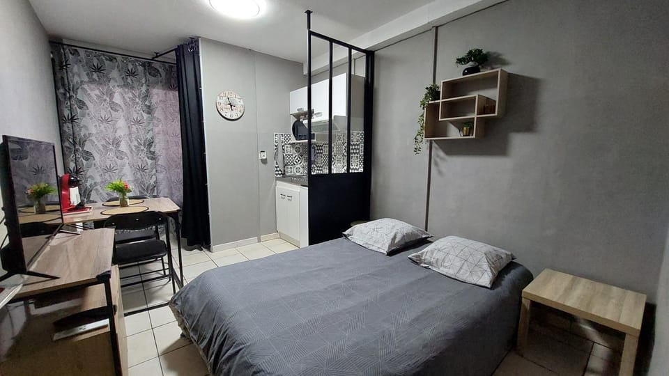 Bed, TV and multimedia, Dining area