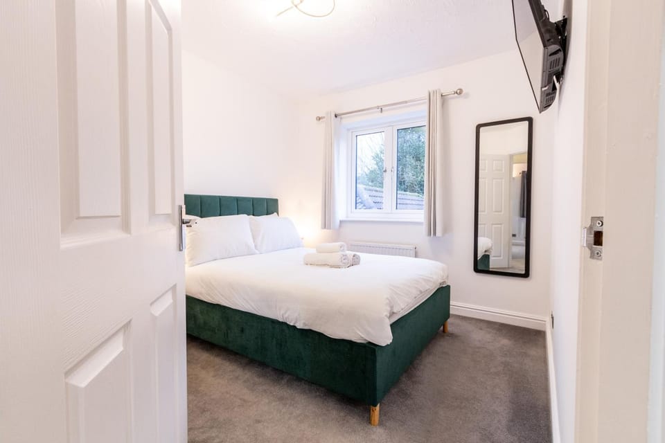 Bed, TV and multimedia, Photo of the whole room, Bedroom, towels, wardrobe