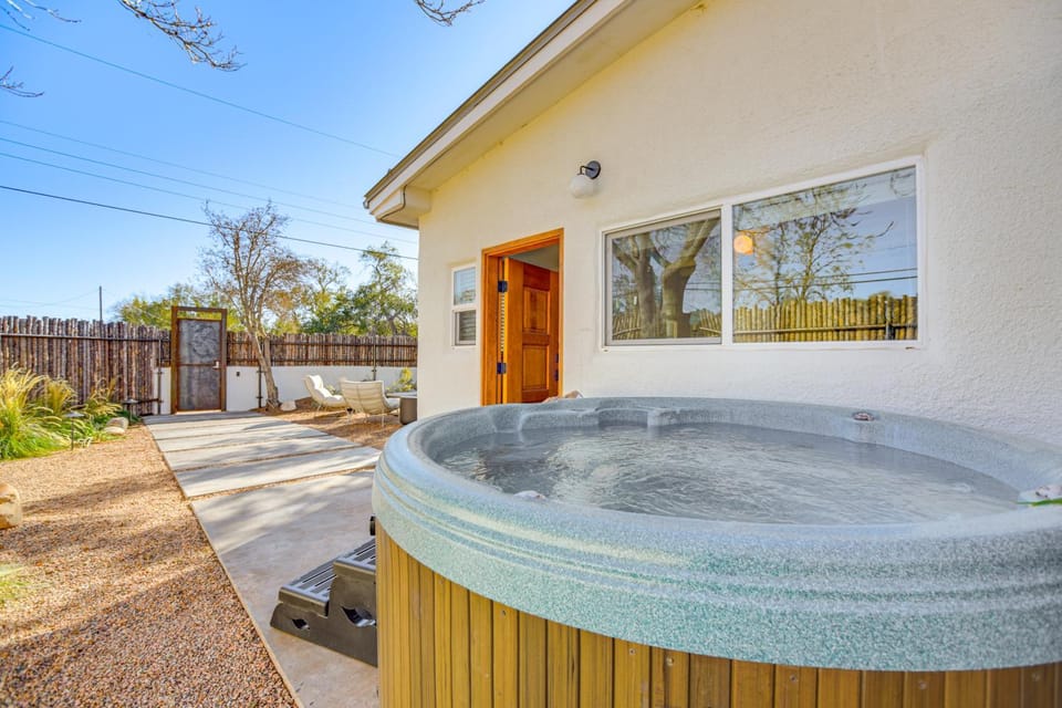 3 Mi to Downtown - Condo w/ Hot Tub in Santa Fe! House in Santa Fe