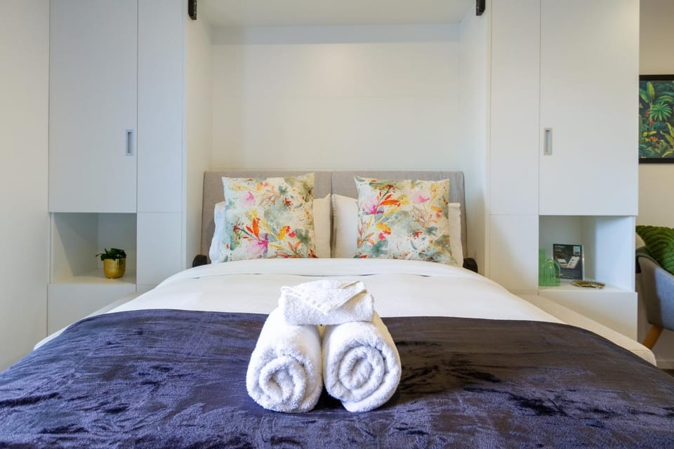 Bed, towels